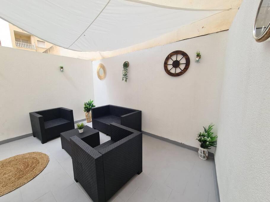 Beautiful Apartment With Patio Torrevieja Bagian luar foto